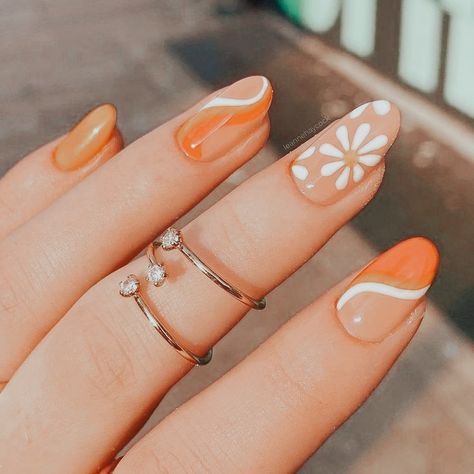 Summer Nails Painted, Simple Orange Nails, Orange Nails Inspiration, Hippie Nails Simple, Orange Trendy Nails, Yellow And Orange Nails, Orange Nails Design, Orange Nail Art Designs, Nail Designs Orange