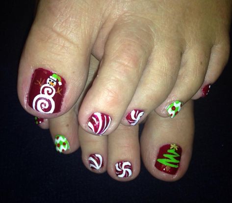 The love snowman and Christmas tree! Easy Christmas Toe Nail Designs, Christmas Toe Designs, Christmas Pedicure Designs Toe Holidays, Christmas Toenail Designs, Xmas Toe Nail Designs, Holiday Toe Nails Christmas, Christmas Toe Nail Designs Toenails, Christmas Toes Nails Designs, Toe Nail Designs Christmas