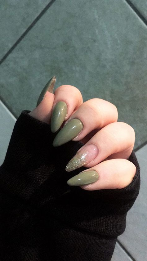 Trendy Green Nails, Chic Almond Nails, Green Nail Art Ideas, Emerald Nails, Green Acrylic Nails, Dark Green Nails, Green Nail Art, Green Nail Designs, Nagel Tips