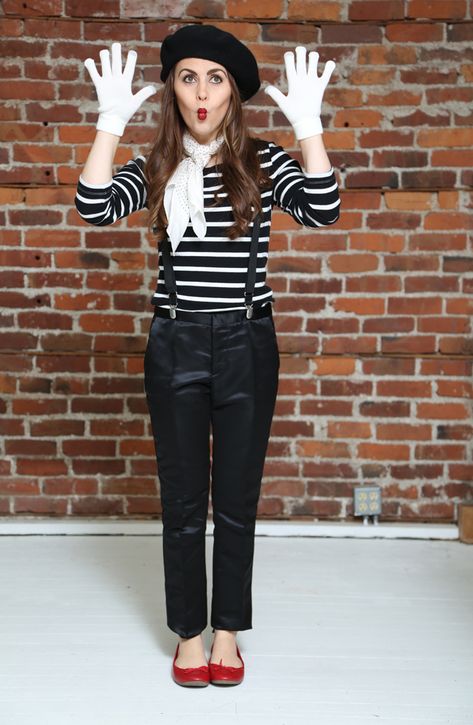 quick and easy mime costume for halloween.  by corilynn French Mime Costume, Mime Costume Diy Women, Mine Costume, Halloween Mime, Costume Meme, French Mime, Mime Costume, Modest Halloween Costumes, Diy Fantasia