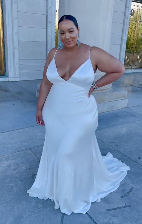 Bridal Outfits Plus Size, Simple Wedding Dresses Black Women, White Dress Curvy, Plus Size White Prom Dress, Satin Wedding Dress Black Women, Plus Size White Wedding Dress, White Outfits For Photoshoot, Modern Engagement Dress, Thick Wedding Dress