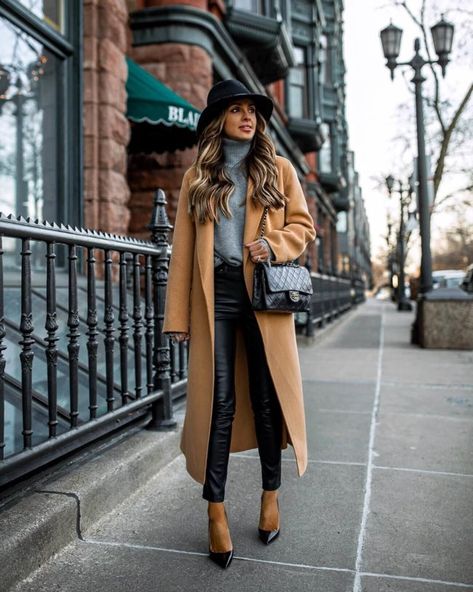 10 Stylish Ways To Wear A Camel Coat This Fall - Mia Mia Mine Camel Coat Outfit Casual, Long Camel Coat, Camel Coat Outfit, Mode Mantel, Beige Coat, Coat Outfit, Outwear Women, Cute Winter Outfits, Outfit Inspiration Fall