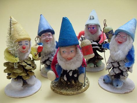 Elves Christmas Decorations, Pine Cone Gnomes, Cone Gnomes, Pinecone Elves, Elf Christmas Decor, Pine Cone Ideas, Old Christmas Ornaments, Cone Ideas, Elf Christmas Decorations