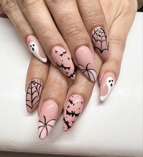 Halloween Nails Different Designs, Spooky Girly Nails, Halloween Nail Ideas Square, Gothic Almond Nails Shape, Gothcore Nails, Girly Halloween Nails Pink, Girly Spooky Nails, Halloween Oval Nails, Fall Nail Designs Black