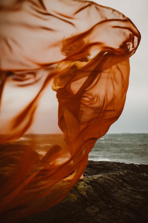 Fashion Fotografie, Blowing In The Wind, Pose Fotografi, Photographie Portrait Inspiration, Beach Shoot, Creative Portraits, Portrait Inspiration, Photoshoot Inspiration, Photography Inspo