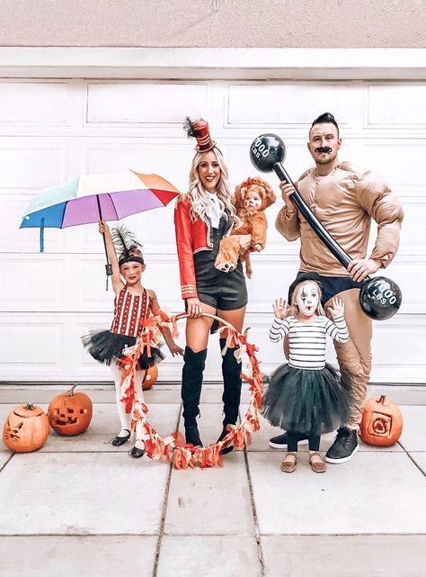 Family Circus Costumecountryliving Circus Family Costume, Costume Halloween Famille, Halloween Costumes Family, Matching Family Halloween Costumes, Circus Halloween Costumes, Halloween Costume Couple, Family Themed Halloween Costumes, Themed Halloween Costumes, Costume Disney