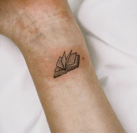 Book Garden Tattoo, Tattoos For Readers, Small Book Tattoo, Bookworm Tattoo, Unforgettable Tattoo, Sacred Geometry Tattoos, Book Inspired Tattoos, Tattoos Abstract, Tattoos Dotwork