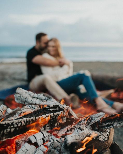 Cabin Photoshoot, Camping Engagement Photos, Camping Photoshoot, Fall Couples Photoshoot, Anniversary Photo Shoot, Couples Camping, Couples Photoshoot Ideas, Smores Dessert, Fall Couples