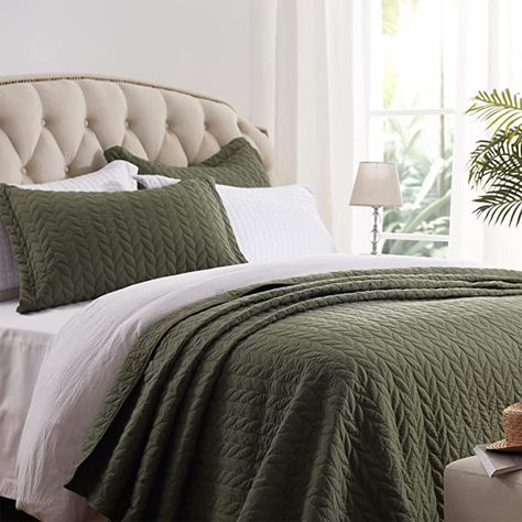 Amazon.com: SunStyle Home Quilt Set Twin Olive Green Lightweight Bedspread Soft Reversible Coverlet for All Season 2pcs Army Green Square Quilted Quilted Bedding Sets (1 Quilt 1 Pillow Sham)(68"x86") : Home & Kitchen Green Bedding Bedroom, Green Comforter Bedroom, Green Bed Sheets, Olive Green Bedrooms, Taupe Bedroom, Beige Headboard, Quilted Bedding, Green Comforter, Green Sheets