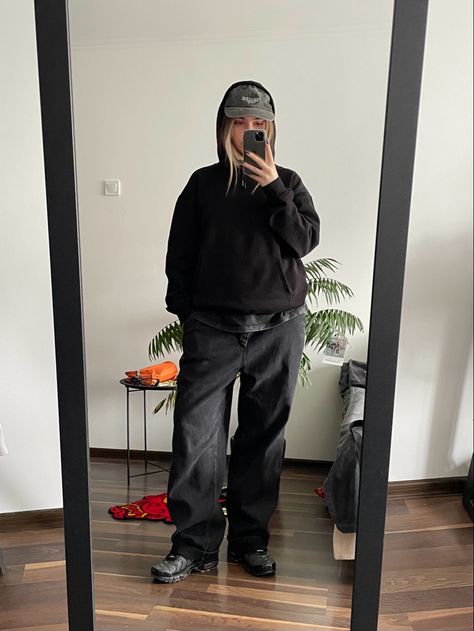 Ootd outfit baggy clothes oversize big boy jeans hoodie comfy style inspo cap vintage cap thrift thrifted nike airmax tn sneakers mirror selfie picidea total black look Cap With Hoodie Outfit, Outfit Ideas For Oversized Women, Nike Airmax Plus Outfit, Airmax Tn Outfit, Nike Vapor Max Outfit Women, Baggy Black Hoodie Outfit, Black Jeans And Hoodie Outfit, Black Baggy Jeans Outfit Women, Cap And Hoodie Outfit