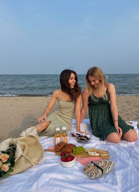 Bestie Date Outfit, Essen, Picnic On A Beach, Picnic At The Beach Photoshoot, Picnic For One Aesthetic, Clothes For Picnic, Friends Beach Picnic, Beach Picnic Pictures Poses, Summer Picnic Beach