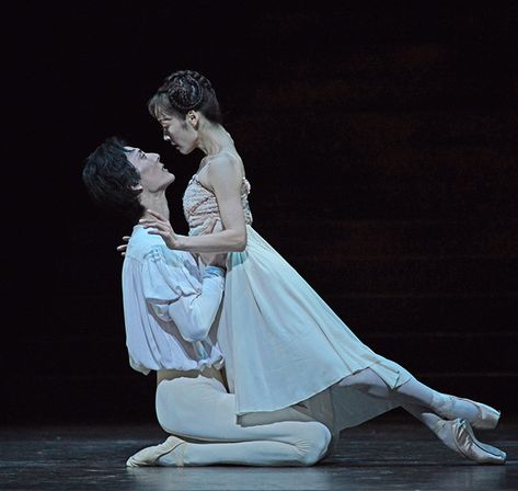 Yasuo Atsuji and Nao Sakuma in Romeo and Juliet. Birmingham Royal Ballet Ballet Movies, Ballet Couple, Margot Fonteyn, Rudolf Nureyev, Ballet Poses, Misty Copeland, Royal Ballet, Body Reference, Dance Photography