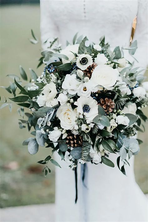 36 Winter Wedding Flowers Ideas & Inspiration - Rock My Wedding Winter Blue Wedding, January Wedding Flowers, Winter Wedding Red, Winter Bridal Bouquets, Blue Winter Wedding, Winter Floral Arrangements, Green Wedding Bouquet, White Flower Bouquet, White Winter Wedding