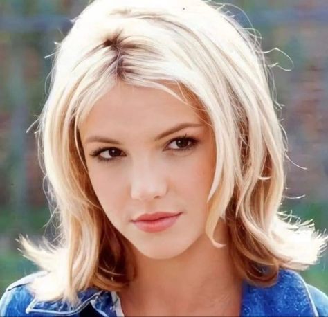 Britney Spears Crossroads Hair, Short Hair 90s Blowout, Britney Spears Short Hair, Young Britney Spears, Britney Spears Hair, Rachel Green Hair, 2000s Hair, Hair Tips Video, Blowout Hair