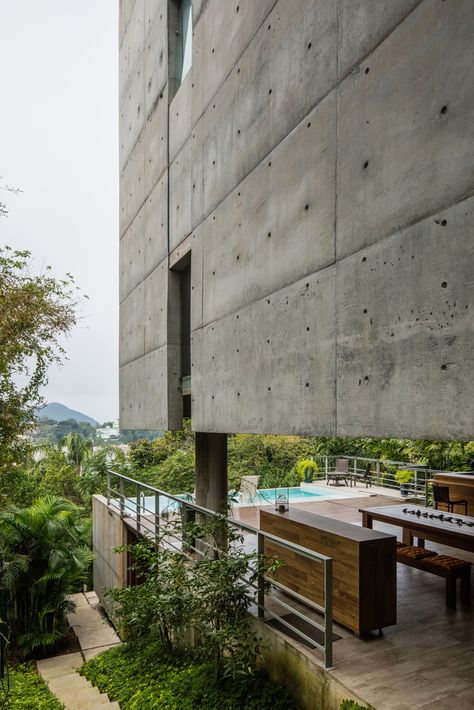 Ubatuba House II / SPBR Arquitetos Marcel Breuer Architecture, Houses Design, Modernist Architects, Interior Design Images, Concrete Finish, Interior Design Boards, Unusual Homes, Weekend House, Concrete House