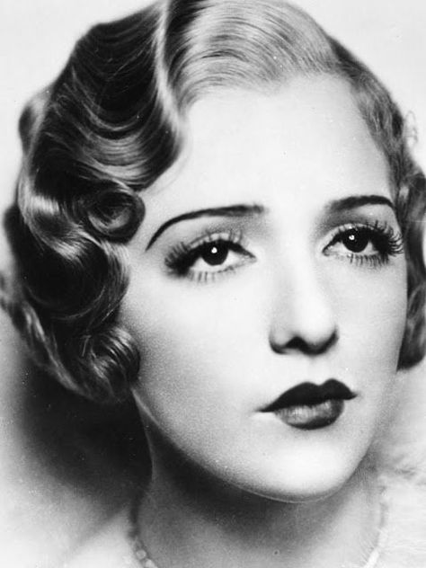 Fabulous Vintage Pictures of Womenâs Hairstyles and Make-Up From the 1920s 1920s Starlet, 20s Finger Waves, 1920s Hair Styles, 20s Makeup Look, Easy 1920s Hairstyles, 1920s Hairstyles For Long Hair, 1920s Hair Long, 1920s Flapper Hair, 1920s Hair Short