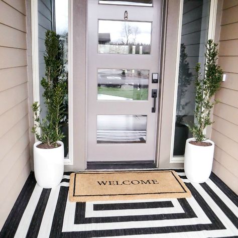 Front Entryway Decor Exterior, Ideas For Entrance Of House, Door Entrance Decor Outside, Townhouse Front Door Decor, Entry Door Decor Outside, Modern Porch Decorating Ideas, Narrow Front Door Decor, Door Entrance Decor Entryway, Townhouse Front Porch Ideas