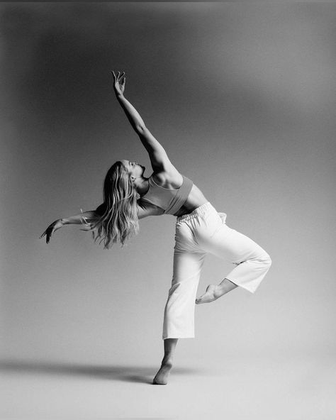 In Studio Dance Photography, Senior Dance Photoshoot, Cool Dance Photography, Dance Poses For Pictures Outside, Photo Shoot Dance Poses, Easy Dance Action Shots, Dance Photography Poses Simple Jazz, Dance Choreography Poses, Dance Poses Outside