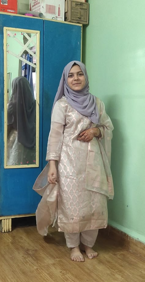 Indian Muslim Girl, Muslim Girl Dp, Zara Snap, Muslim Girls Dp, Hi Pics, Easy Indian Dessert Recipes, Hijab Selfie, Elephant Anklet, Cute College Outfits