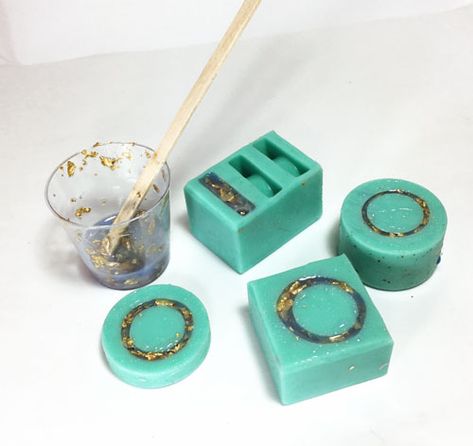 How to Make Resin Rings with Metal Flakes ~ The Beading Gem's Journal www.etsy.com/shop/MoldsCorporation #beadinggem_designs #Design #resin_rings #tutorial #DIY #molds #resincasting #resinart #resincraft #resinjewelry #resinmolds #silicone #resin #diyideas #moulds #jewelrymold #handicraft #flexiblemold #craftsupplies #diyresin #diy #resincharms #decodencase #decoden #handmade #epoxyresin #furnityurmolds #DevonaSun #ringmolds #resinring #rings How To Make Resin Rings, Resin Ring Mold, Silicone Jewelry, Rings Tutorial, Cuff Bracelets Diy, Resin Jewelry Tutorial, Copper Wire Crafts, Diy Molds, Epoxy Molds