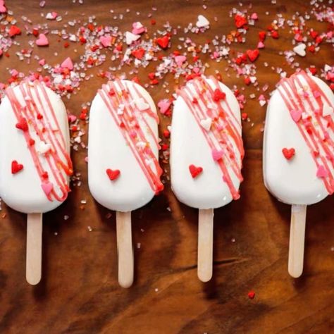 Valentine Cake Popsicles - Pint Sized Baker How To Make Popsicle Cake Pops, How To Make Cake Popsicles, Cake Popsicles Design, Cakesicles Valentines Day, How To Make Cakesicles, Valentines Cakesicles Ideas, Valentines Party Food Ideas, Cake Popsicles Ideas, Popsicle Cake Pops