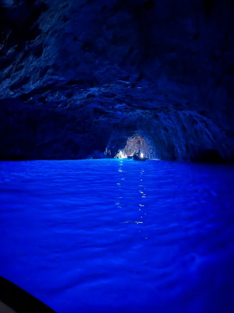 Nature, Blue Grato Capri, Blue Grotto Capri, Blue Cave, Blue Grotto, Italian Romance, Top Places To Travel, Blue Aura, Mermaid Aesthetic