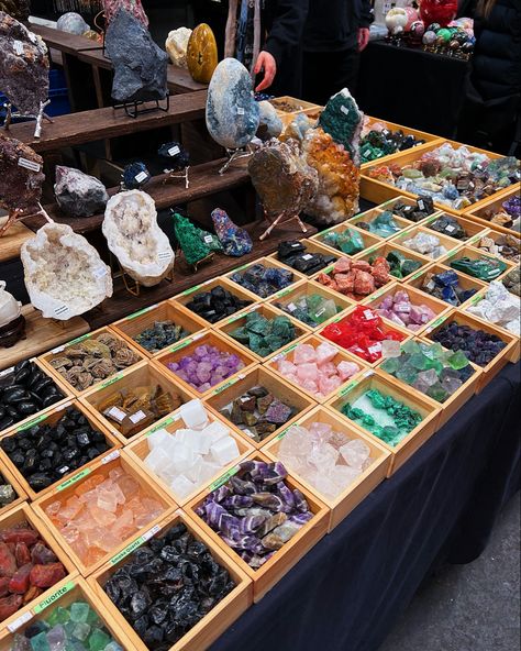 Crystal Stall Display Ideas, Witch Market Stall, Crystal Market Stall Display Ideas, Witchy Market Stall, Crystal Booth Display, Crystal Vendor Booth, Crystal Market Stall, Dump Ig Story, Geode Aesthetic