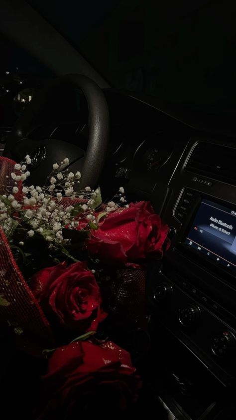 Aesthetic Car Pics Night, Car With Flowers Aesthetic, Flowers From My Boyfriend, Romantic Roses Aesthetic, Roses In Car Aesthetic, Roses Gift Aesthetic, Flowers Aesthetic Pics, Boyfriend And Flowers, Roses Bouquet Gift Boyfriends