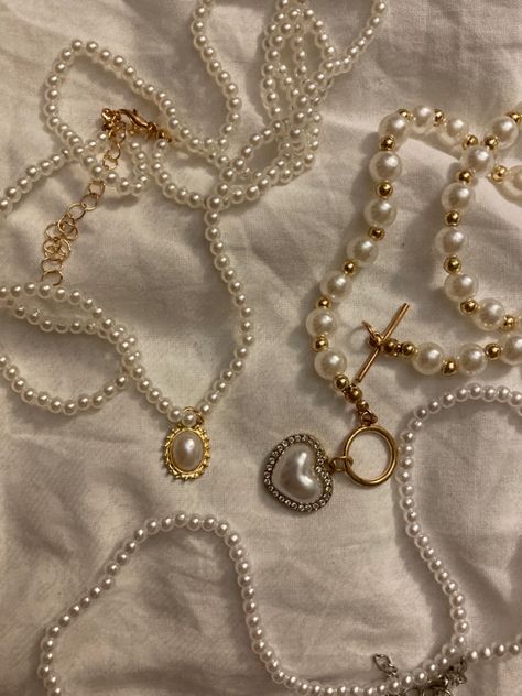 Ivory Core Aesthetic, Pearls And Gold Aesthetic, Pearl And Gold Jewelry Aesthetic, Pinterest Jewelry Aesthetic, Pearls And Roses Aesthetic, Gold Jewelry And Pearls, Vintage Pearl Jewelry Aesthetic, Pearls Jewelry Aesthetic, Old Vintage Jewelry