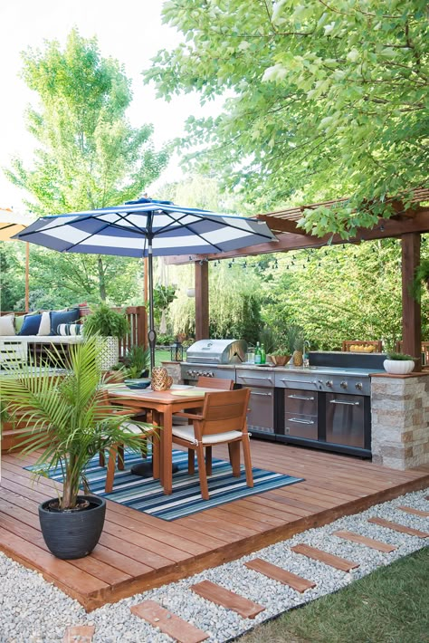 10 DIY Outdoor Kitchen Ideas - The Saw Guy Design Per Patio, Outdoor Kitchen Bars, Patio Deck Designs, Backyard Kitchen, Outdoor Kitchen Patio, Diy Outdoor Kitchen, Backyard Deck, Earthship, Small Backyard Patio