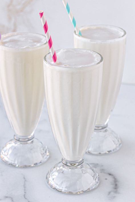 Vanilla Milkshake! This easy 3-ingredient vanilla milkshake is so simple yet incredibly delicious and the perfect treat to make at home. Ready in just 5 minutes. Vanilla Milkshake Aesthetic, Vanilla Milk Shake, Vanilla Milkshake Recipe, Pineapple Kale Smoothie, Vanilla Drinks, Papaya Smoothie, Homemade Vanilla Ice Cream, Milkshake Recipe, Punch Drinks