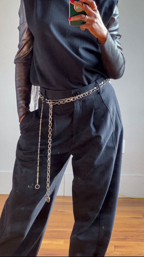 Pants Chain Outfit, Chain Belt Outfit Street Styles, Belt Chain Outfit, Styling Belts, Waist Chain Outfit, Belt Layering, Elizabeth Core, Chain Belt Outfit, Chains Belt