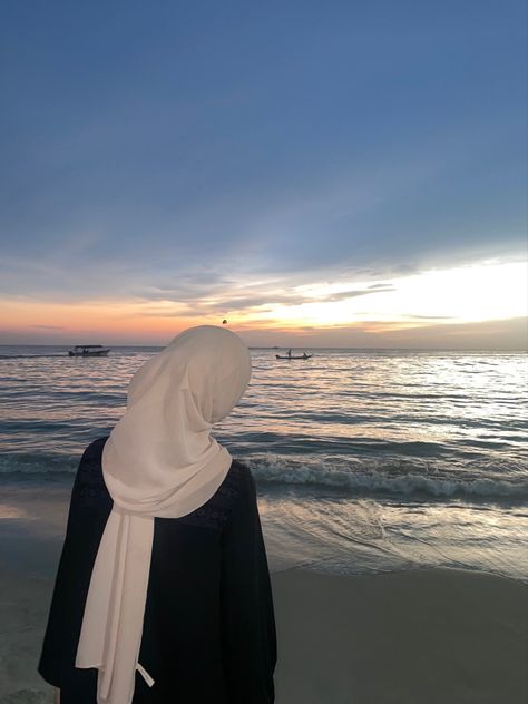 Muka Lelaki, Foto Cewek Hijab Aesthetic, Muslimah Photography, Ootd Poses, Muslimah Style, Beautiful Profile Pictures, Outfit Korean Style, Ootd Aesthetic, Muslim Couple Photography