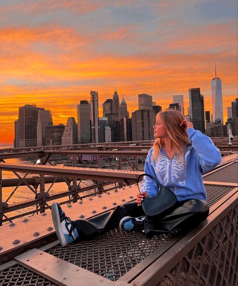 Brooklyn Bridge Poses, Brooklyn Bridge Photo Ideas, Ny Picture Ideas, Ny Photoshoot Ideas, Brooklyn Bridge Outfit, Aesthetic Nyc Pics, Brooklyn Bridge Aesthetic, Brooklyn Bridge Photoshoot, Brooklyn Bridge Picture Ideas