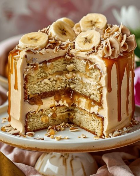 Heavenly Banana Caramel Dream Cake - Recipes, Tasks & Tools Caramel Banana Cake, Fall Desert, Caramel Cake Recipe, Banana Caramel, Gourmet Cakes, Banana Cake Recipe, Pecan Cake, Dream Cake, Dessert Lover