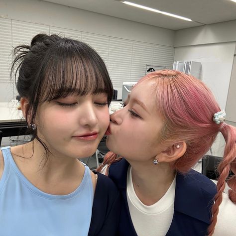 Twt Post, Liz Rei, Kpop Kiss, L Love U, Ive Liz, Duos Icons, Son Chaeyoung, Kpop Couples, Best Sister