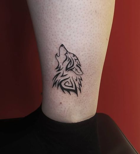 Cool Wolf Tattoos For Guys, Tiny Wolf Tattoos For Women, Tattoo For Men On Arm Ideas, Wolf Tattoo Aesthetic, Wolf Small Tattoo, Small Wolf Tattoo Men, Cool Tattoos For Guys With Meaning, Tatoos Wolf, Mini Wolf Tattoo