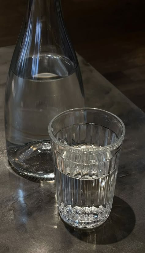 Water In Glass Aesthetic, Water Glass Aesthetic, Glass Of Water Aesthetic, Drink Water Aesthetic, Agua Aesthetic, Study Leave, Manifesting Health, Glasses Of Water, Gym Bag Essentials