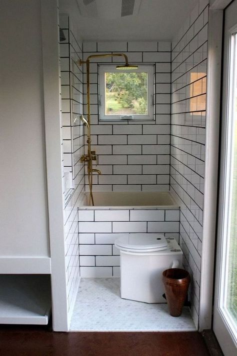 Reka Bentuk Rumah Kecil, Tiny House Bathtub, House Bathroom Designs, Small Bathtub, Bathroom Tub Shower, Bathroom Shower Design, Tub Ideas, Best Tiny House, Bad Inspiration