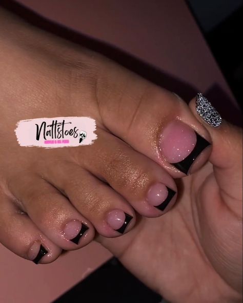 Black French Tips Pedicure, Black Pink Pedicure, Black French Tip Toes And Nails Set, Black French Toenails, Toenail Inspo Aesthetic, Black Acrylic Pedicure, Acrylic Toes Black French Tip, Black Toe Nails With Rhinestones, Cute Acrylic Toe Designs