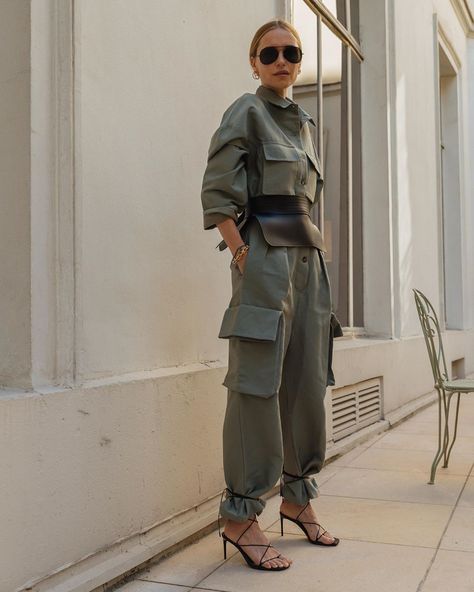 Weird Fashion Trending, Diana Fashion, Shoes Too Big, Boiler Suit, Weird Fashion, Looks Street Style, Inspiration Mode, Fashion Editor, Tie Shoes