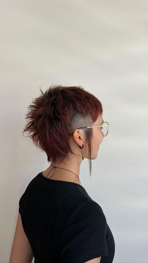 Shaved Sides With Sideburns, Alternative Short Haircuts For Women, Shaved Mullet Short Hair, Alternative Hair Shaved Sides, Short Modern Mullet Women, Pixie Mullet Shaved Sides, Mullet With Sideburns, Short Mullet With Shaved Sides, Queer Mullet Straight Hair