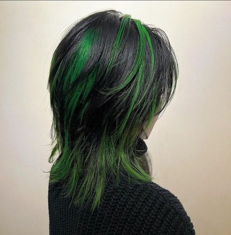 Short Green Hair, Black And Green Hair, Green Hair Dye, Hair Color Underneath, Goth Hair, Hair Inspiration Short, Hair Streaks, Makijaż Smokey Eye, Pretty Hair Color