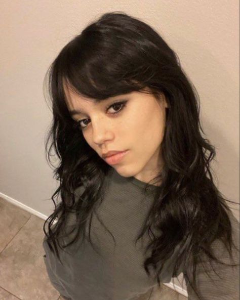 Jenna Ortega With Black Hair, Bangs Like Jenna Ortega, Jenna Ortega Hair Curtain Bangs, Jenna Ortega Hair Long, French Bangs Jenna Ortega, Black Hair With Short Curtain Bangs, Jenna Orgeta Hair, Wispy Curtain Bangs Jenna Ortega, Jenna Ortega Red Hair