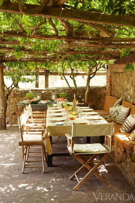 Well-Lived: Tuscan Farmhouse  Living la dolce vita for an urban couple is a 16th-century farmhouse near the coast. By Craig Seligman Ombra Pergola, Pergola Modern, Tuscan Farmhouse, Garden Privacy, Wood Pergola, Pergola Design, Summer Living, Italian Villa, Tables And Chairs