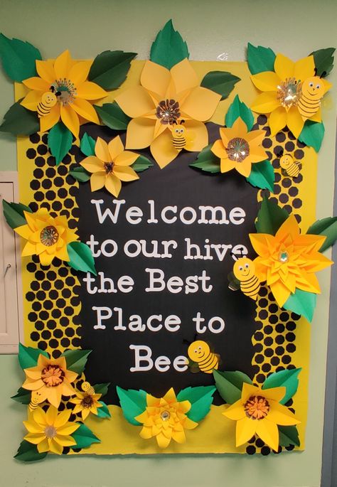 Honeybees Art, Preschool Office Bulletin Board Ideas, Bulitin Board Ideas For Preschool, Bee Theme Bulletin Board Ideas, Bee Ideas For Classroom, May Board Ideas, June Bulletin Board Ideas Nursing Home, Teachers Day Bulletin Board, Bee Theme Decorations