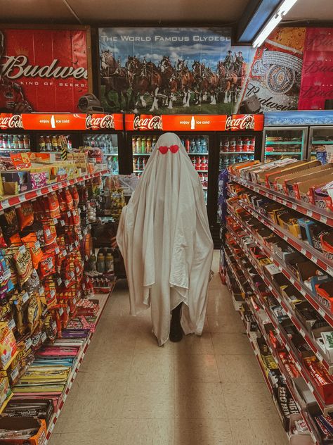 Cowboy Ghost Photoshoot, Friday The 13 Photoshoot, Halloween Photography Aesthetic, Cool Halloween Photoshoot, Ghost Friend Pictures, Sheet Ghost Pics, Halloween Beach Photoshoot, Halloween 2023 Aesthetic, Unique Family Photoshoot Locations