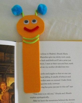 Bookworm Bookmark:  A fun bookmark made from a craft foam sheet. Bookworm Bookmark, 4th Grade Activities, Library Crafts, Library Week, Busy Activities, Library Activities, Pioneer Gifts, Craft Foam, Scouts Crafts