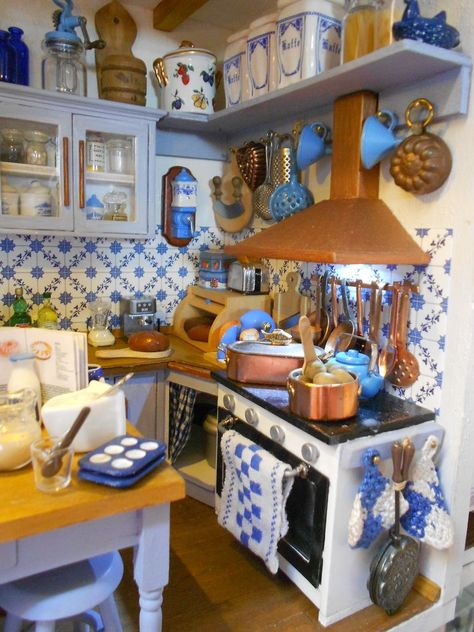 Dollhouse Kitchen Ideas, Mini Kitchens, Kitchen Miniature, Kitchen Dollhouse, Miniature Cottage, Dollhouse Miniatures Kitchen, Vitrine Miniature, Doll House Plans, Mini Doll House