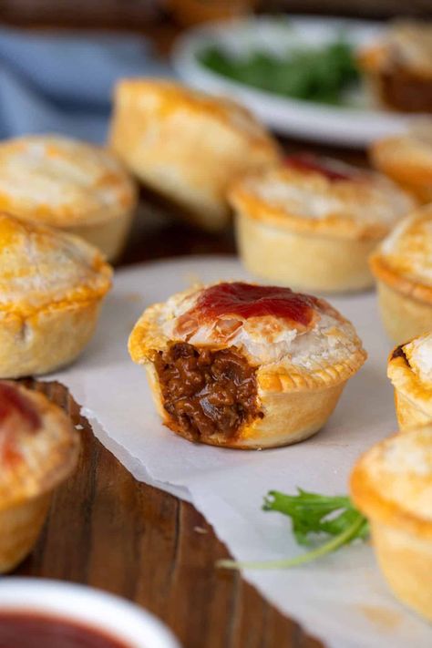 Aussie Beef Party Pies Mini Beef Pies, Christmas Meat Pie, Meat Hand Pies, Mini Meat Pies, Minced Beef Pie, Party Pies, Dinner Pie, Australian Meat Pie, Mini Mince Pies